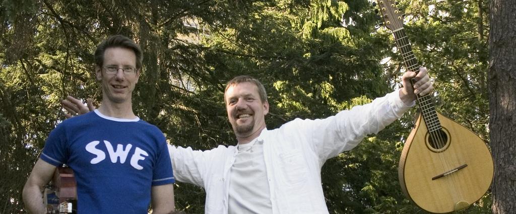 3 (11) Väsen duo Olov Johansson & Roger Tallroth har intensivt odlat sitt samspel på nyckelharpa och gitarr i gruppen Väsen de senaste 23 åren.