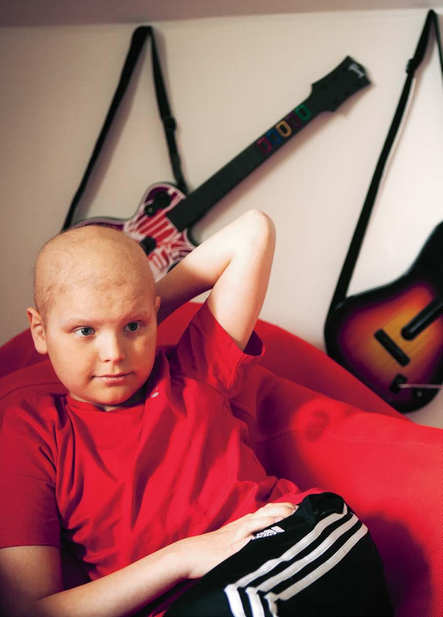 RASMUS KARLSSON, 13 ÅR, kallas för Ragge av sina kompisar. När han var 12 år drabbades han av leukemi (ALL). Han älskar att spela fotboll och har vunnit flera orienteringsmästerskap.