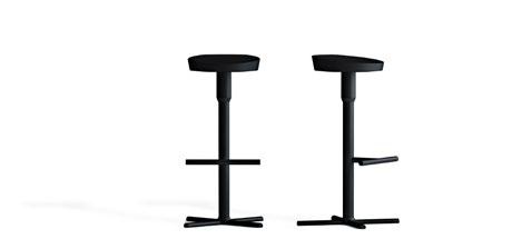 stolar/pallar chairs/stools nudo BY DANIEL ENOKSSON Barpall med roterande pelare i 2 höjder med stativ i metall. Stativ i strukturlack, standard (svart 9005, grå 7037 eller röd 3001), eller.