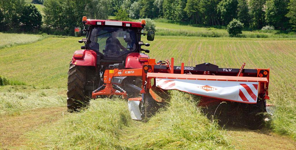 FC 3160 TLV SAMLA TVÅ STRÄNGAR OCH SKÖRDA SNABBARE Med arbetsbredden 3,10 meter, svängbara stålfingrar med två hastigheter och hydrauliskt styrda strängskärmar kan nya slåtterkrossen FC 3160 TLV