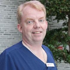 Staffan Lundström Palliativ sedering när behövs det och hur gör man Staffan är överläkare på FoUU-enheten och Palliativt Centrum vid Stockholms Sjukhem och är specialist i onkologi, smärtlindring och