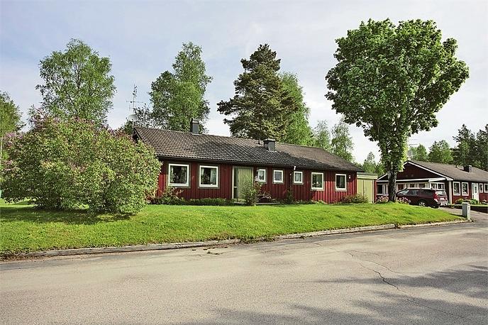 4 sovrum Boarea 120 kvm Tomt 1 061 kvm Energiklass E Visas Sön 15/7 Mäklare