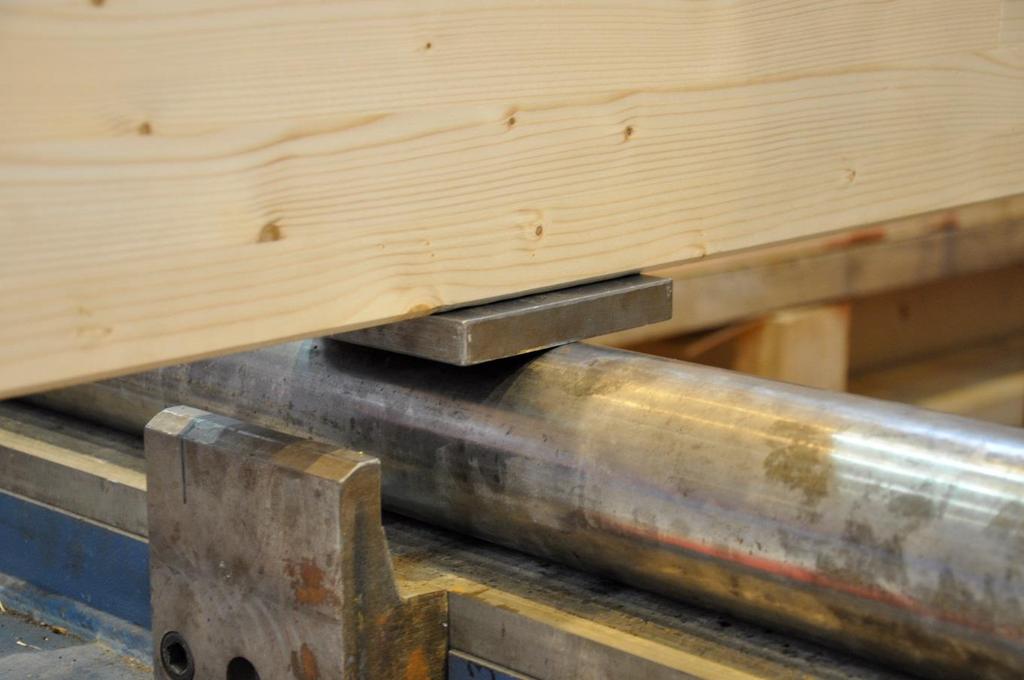 Figur 6.18- Metallplattor vid upplag. Vid provningen var belastningshastigheten 12 mm/min för de oförstärkta balkarna och mellan 15 17 mm/min för de förstärkta balkarna.