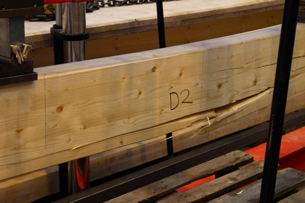 Figur 6.21 Balk D2, dragbrott runt kvist.