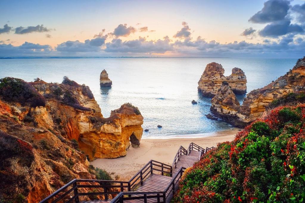 ALGARVE SOL, HAV OCH TRADITION Vackra Algarve är Portugals riviera med många badställen, långa gyllene sandstränder och charmiga småstäder som pärlor på en tråd.