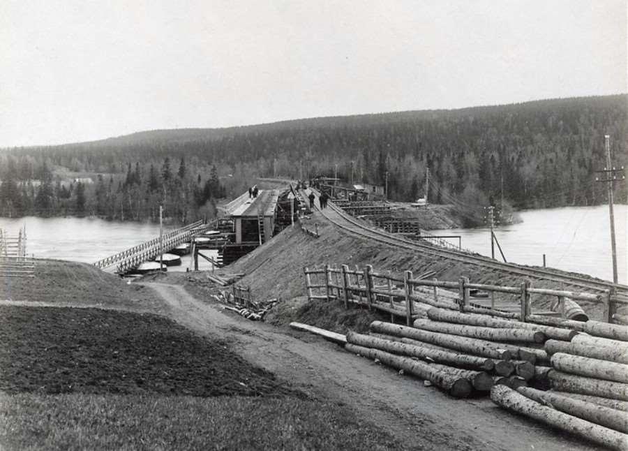Den gamla bron med plåtbalkar byttes 1929 ut mot en ny fackverksbro med underhängande nitade bågar. Samma brostöd användes. Tångbölebron 1929 från norr.