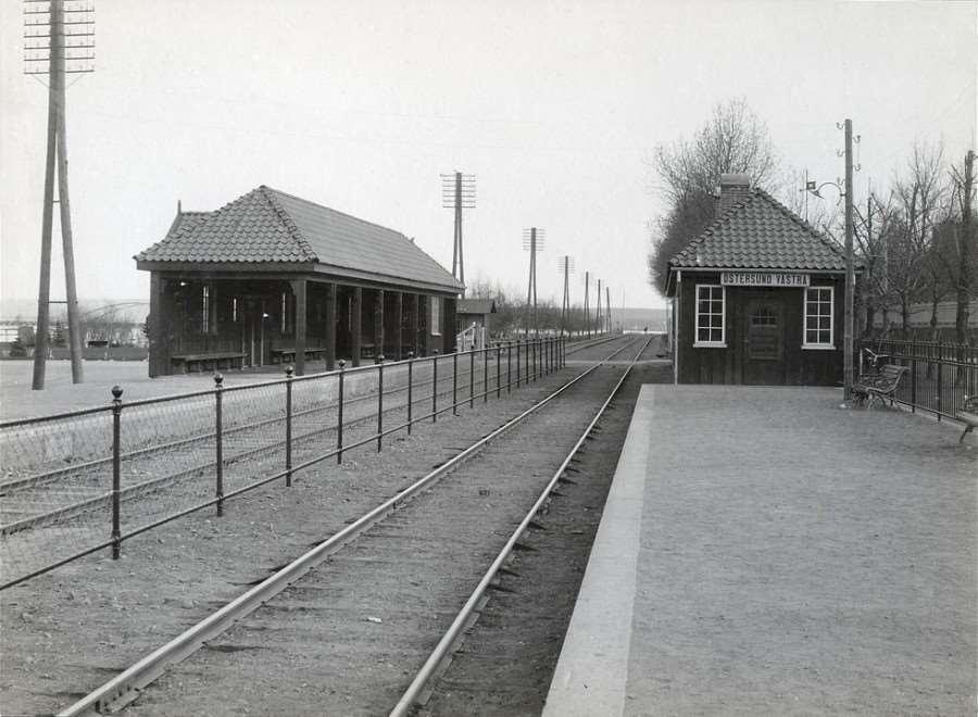 Östersund Västra omkring 1910. Fotot är taget i riktning norrut. Bild från Sveriges Järnvägsmuseum. Foto: Okänd.) 2 Östersund C, km.