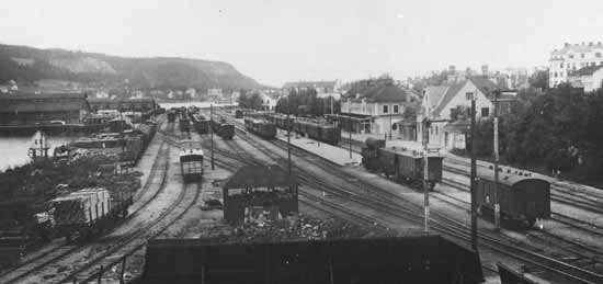 Kring stationshuset anlades ovanligt påkostade planteringar. Åren kring 1880 drogs Mellanriksbanan den så kallade norrländska eller jämtländska tvärbanan fram genom Jämtland.