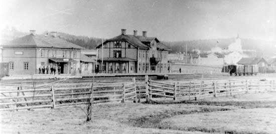 Bräcke station 1881. Av de två husen är det vänstra stationshuset och det högra järnvägshotellet. Till höger i bild är i riktning mot Ånge. Foto: Sveriges Järnvägsmuseum.