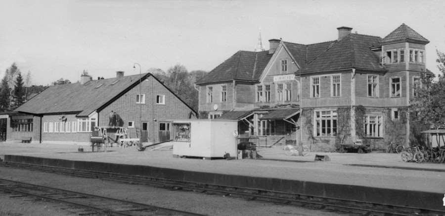 Vimmerby station 1954 med det nästan färdigställda nya stationshuset till vänster och det gamla som snart har tjänat ut till höger.