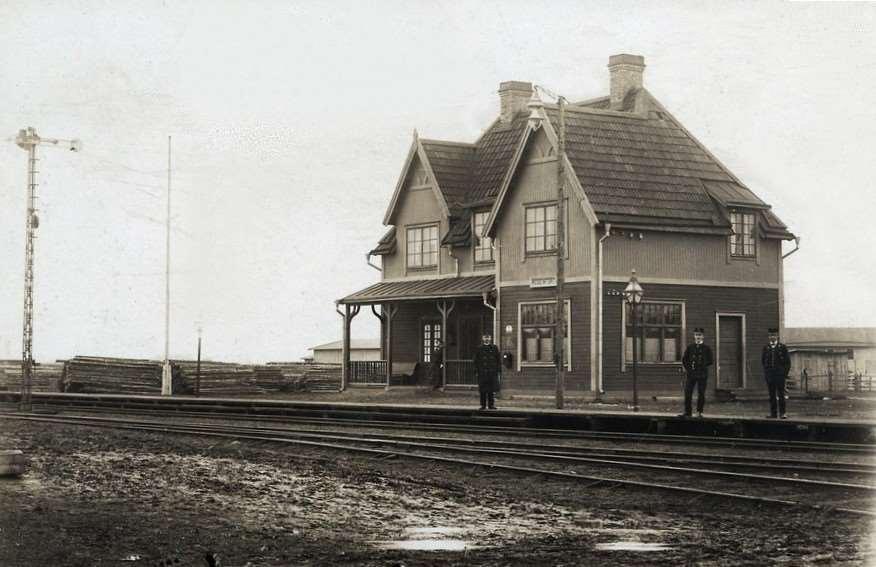 Rosenfors gamla stationshus, som brann ned 1912. Bakom stationshuset ser man träindustrin där den ödesdigra banden troligen började. Bild från Sveriges Järnvägsmuseum.