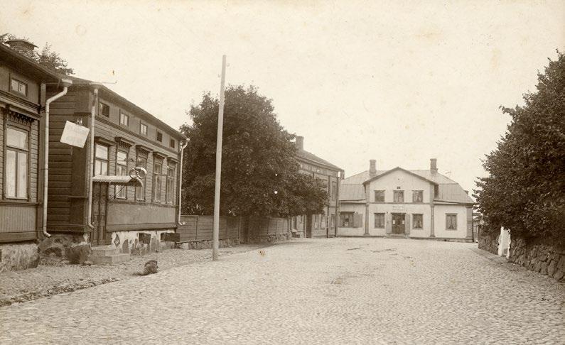 Kyrotorget. Huvudgatorna stenlades i ett tidigt sede och det var en tydlig variation i husens färgsättning.