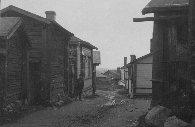 Staetet vid Marthagårdens trädgård avgränsar gaturummet till en ompa bredd, trots att byggnaden mestadels har