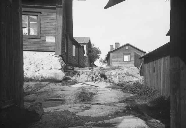 (Borgå museum) Östra Långgatan. De mera anspråslösa byggnaderna fic först i ett senare sede en brädfodring.