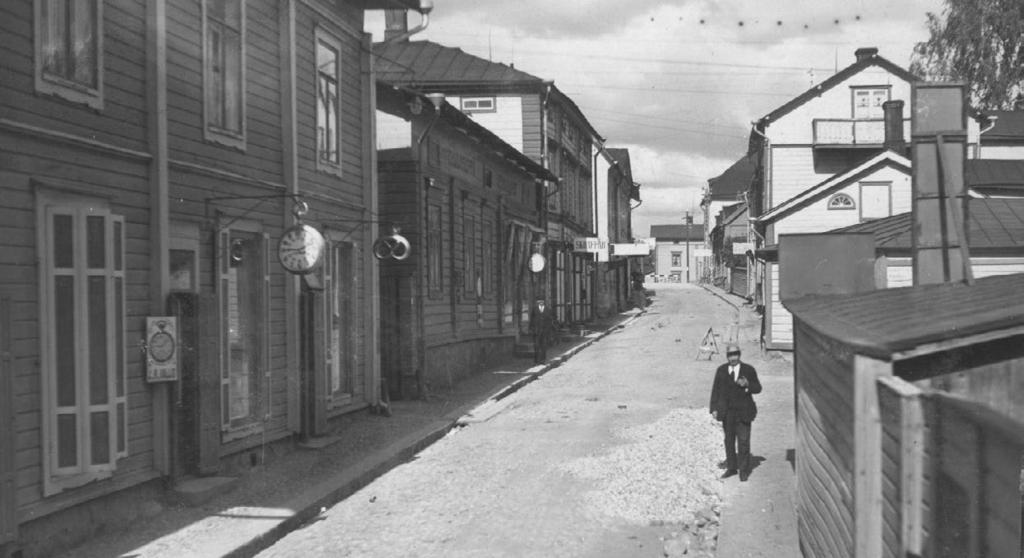 Det täta gaturummet gör byggnadernas fasadmaterial och detaljer onreta. Patina och individuella lösningar är en viig del av stadens tjusighet.