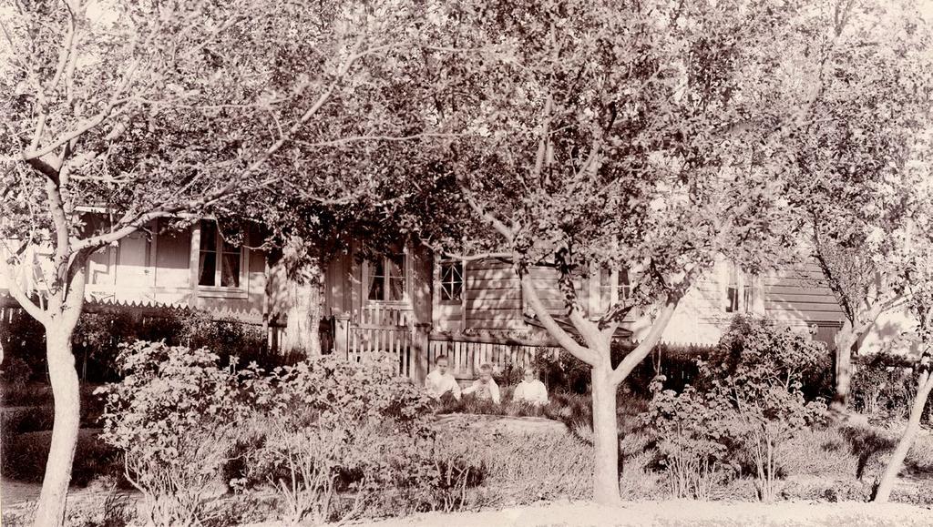 ligt sätt terrängens former i synnerhet på bergiga eller oregelbundna tomter. Den stora trädgården på Krämaregatan 4 fotograferades år 1911.