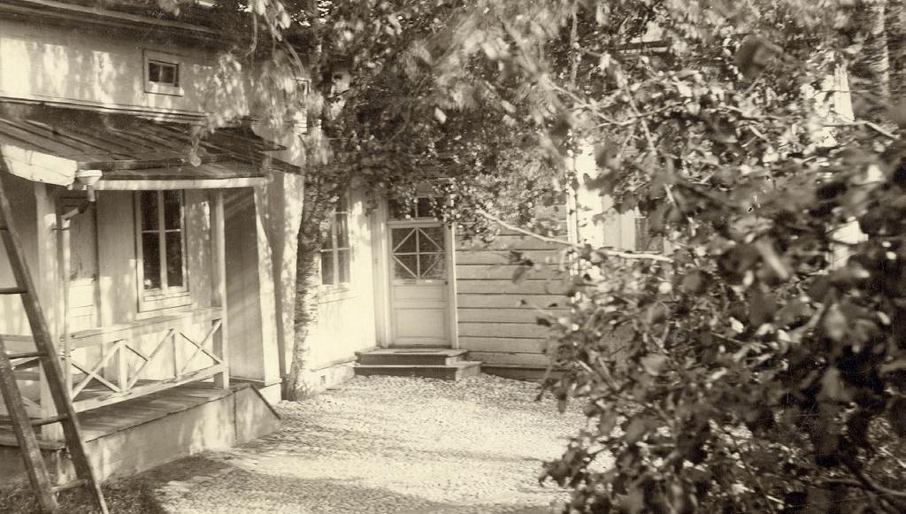 Den böjda örvägen med grusbeläggning leder till sidobyggnader. Ytorna framför ingångarna och utmed väggarna har en föredömlig stenläggning. Den unga björen borde inte stå bredvid väggen.
