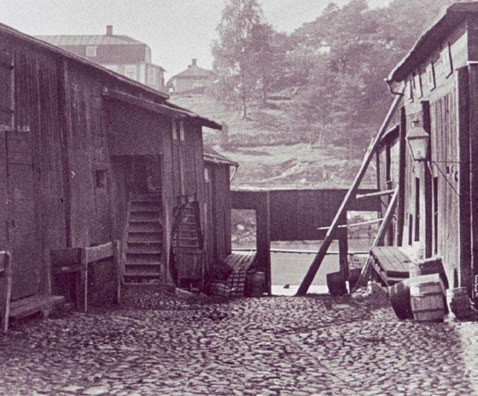 Stenläggningar på gårdar På gårdar an det ställvis finnas till och med hundra år gamla stenläggningar. Först stenlades områdena framför portar och vagnssjul.