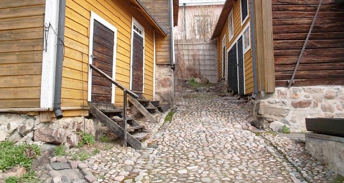 Vattenrännor an tydligt ursiljas som svacor och mönster av radade stenar. Ställvis an gårdsbeläggningen bestå av mönster av större stenar, t.ex. en båge framför dörren eller en örlinje från porten.