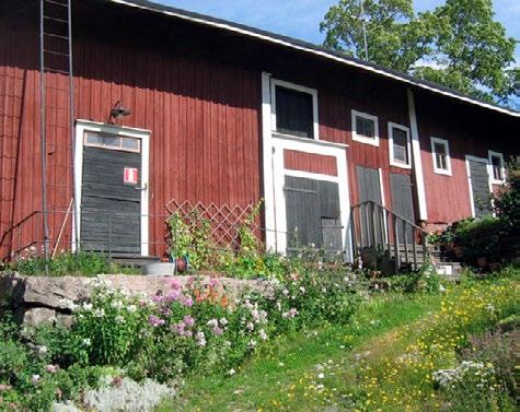 Gången som leder till sidobyggnaden är av pacad jord och där växer en artri torräng. På torrängen växer och blommar areofyter och några forntida medicinalväxter, såsom trampört, jordreva och brunört.