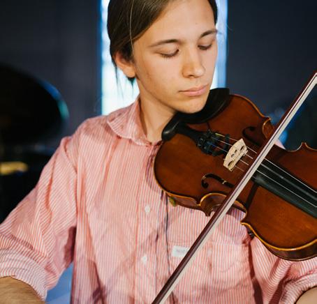 MUSIK / TEATER / FILM Irländsk och svensk folkmusik 9 13 juli Under fem dagar pågår två parallella folkmusikkurser; en låtkurs med svensk folkmusik och en kurs med irländsk inriktning.