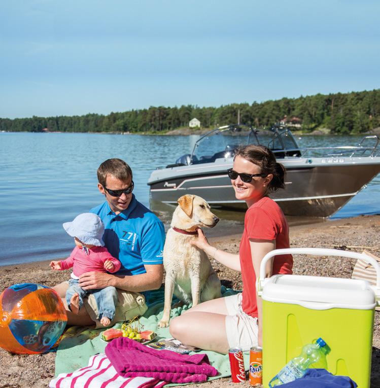 54 BOW RIDER Yamarin Cross 54 BR är en oslagbar familjebåt. Mångsidiga Yamarin Cross 54 BR:s skyddade sittbrunn med höga räcken är trygg och säker även för familjens minsta.