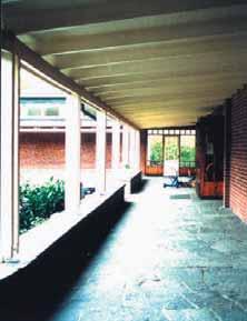 Vid Dr Fries torg uppfördes en provisorisk träkyrka. Bebyggelsen inom den ursprungliga planen uppfördes 1949-55.
