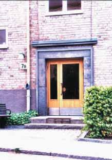 De flesta av husen från tiden före 1955 är byggda i en stil som knyter an till äldre arkitektur.