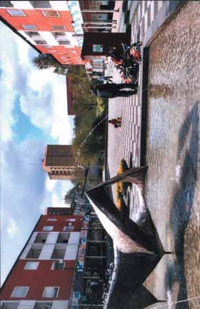 Centrumanläggning med småskalig miljö Dr Fries Torg är Södra Guldhedens centrum. Trots byggnadernas strama former är de a en idyllisk plats i 1950-talets anda.