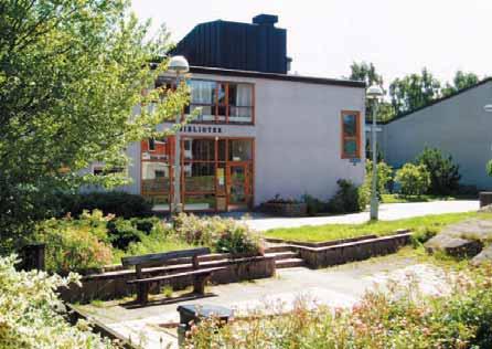 Torgytan är försänkt och har schackmönstrad konststensbeläggning.