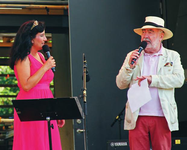 vad de lärt sig till den smäktande klezmermusiken. De bägge konferenciererna Sam och Mia förde mellan varje nummer samtal om diskriminering, utanförskap och minoritetsfrågor.