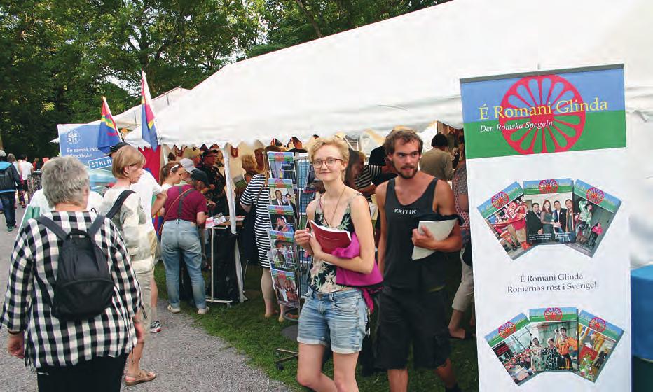 Så fort de satt igång utbröt en ännu större fest och nästan alla dansade till de vilda och hissnande tonerna Minoritetstälten var välbesökta! som sköljde över Kungsträdgården.