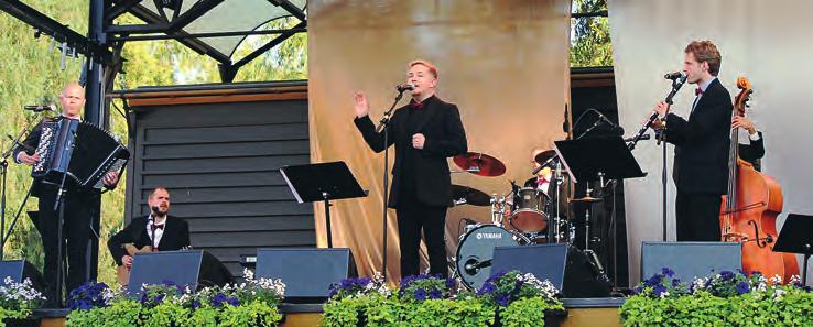 Det var fullt i Hässelby slotts park när Sofia Jannok sjöng. folksånger från ashkenazisk och sefardisk tradition. Det var fullt ös i denna mixade show till publikens stora förtjusning.