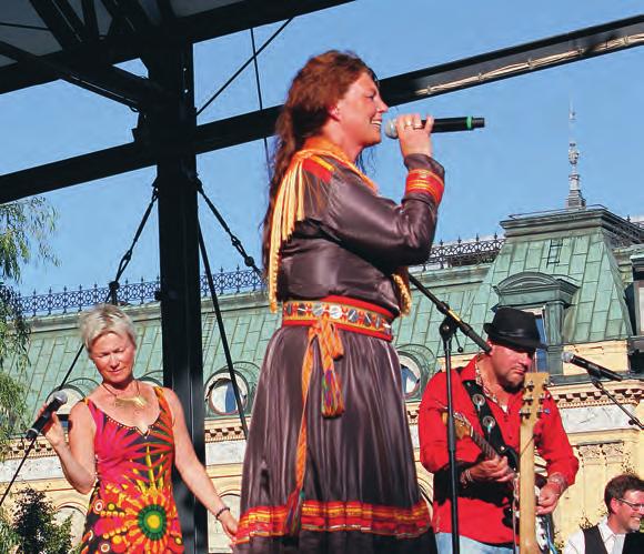 under till vänster Vaimo och bredvid henne Sofia Jannok. enor ma utstrålning.