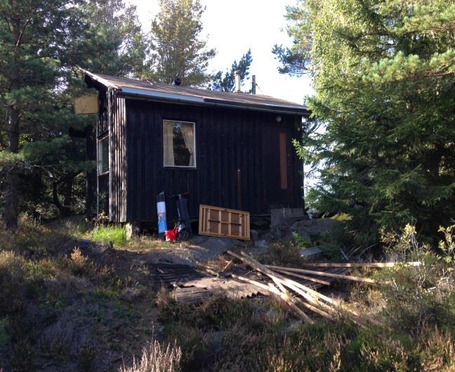 Underpappen var så spröd och torr i ytterkanterna att man kunde riva av den med handen. Den var dock inte representativ för övriga delar av underpappen.