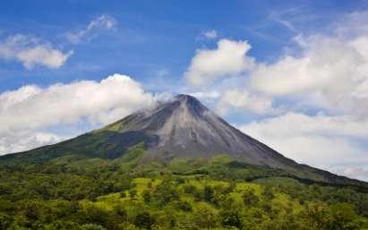 Dag 5 Sarapiqui: Regnskogen - La Fortuna Gå gärna upp tidigt idag då Vulkanen Arenal personalen vid lodgens restaurang lägger ut frukt utanför på morgonen vilket lockar många vackra fåglar, som till
