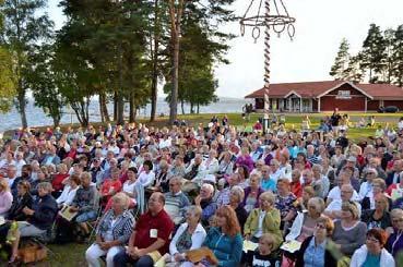 I sommarkvällens stillhet han spelar en fuga till sist det bästa som han vet; en Beatles tonar ut. fuga och alla ska då tycka båda lika vackra är.