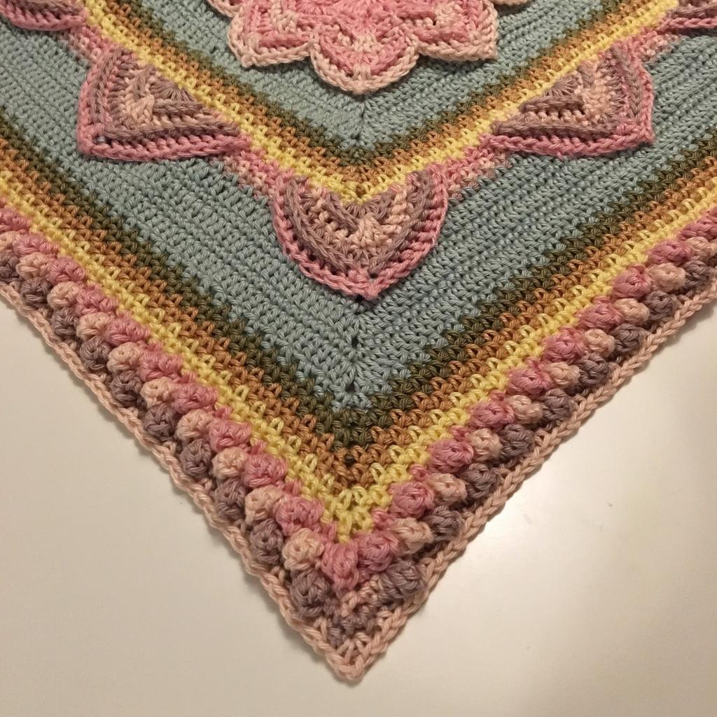 In Bloom CAL # 5 I del 5 använder du virknål 3.0 mm. Efter varje varvsnummer står numret (1-7) för den färg du skall använda för det varvet, se färg/garn-tabellen.