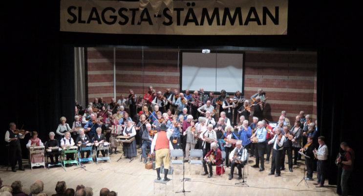 Vinterstämma i Hallunda Folkets hus Lördagen den 11 februari hade Slagsta Gille sin Vinterstämma i Hallunda Folkets hus. Det började med Allspel kl. 13.