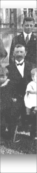 dottern Elsa Karolinaa i knäet, född 1902 09 19.