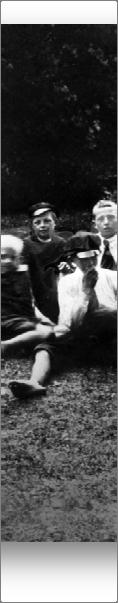 Följande text finns på kortets baksida: Samling vid stugan en söndag 1925: Stig, mormorr Vilhelmina, morfar Per, Greta,