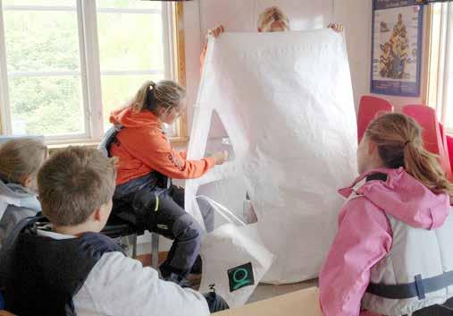 14 Att segla lär du dig både genom teori och praktik tillsammans med våra duktiga instruktörer. Foto: Cajsa Svensdotter Det finns alltid tid för bad, i varje fall när du övar på att kappsejsa.