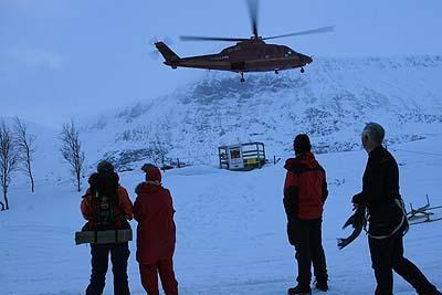 I år blev det Helikopter till Gällivare lasarett För oss andra blev det sedan en strålande dag på skidor ner till Nikkaluokta.