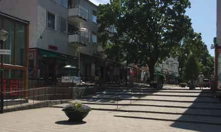 1 Hökaräges cetrum - David Helldés torg, Hökarägspla och Peppartorget Historik Hökaräges cetrum har i likhet med samtida platser så som Kärrtorp, Västertorp och Bagarmosse markerats med ett högt