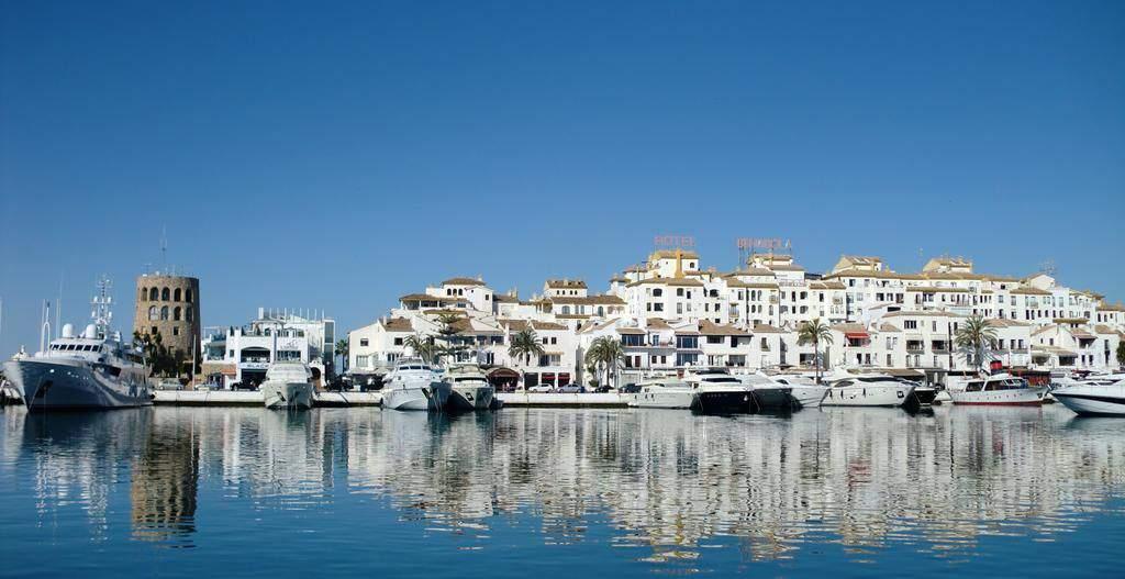 I Puerto Banus finner ni även strandpromenaden, strandbarer och hamnen med märkesbutiker och