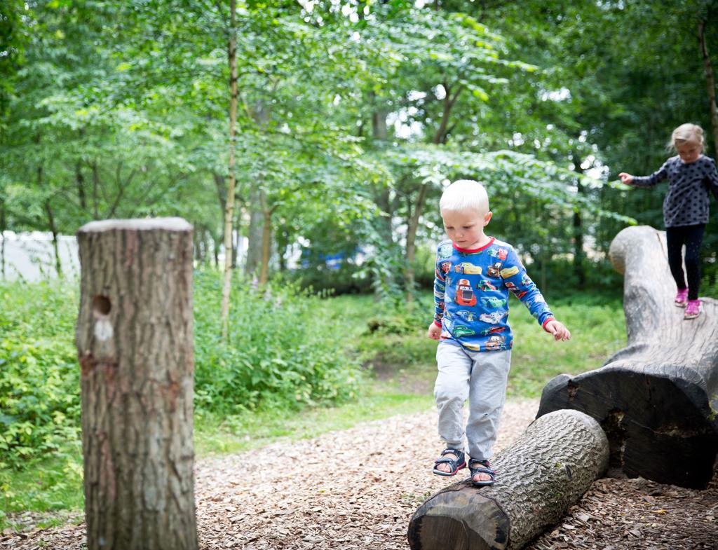 men också vid utformning, byggande och förvaltning av det redan byggda. Alla barn är kompetenta på att vara barn och behöver få berätta om sina erfarenheter på sitt sätt.