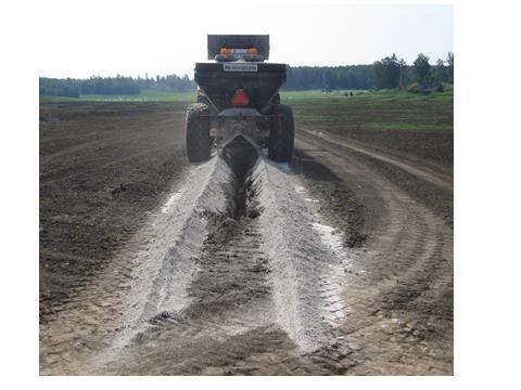 Anläggning av kalkfilterdike i Östergötland 2011.