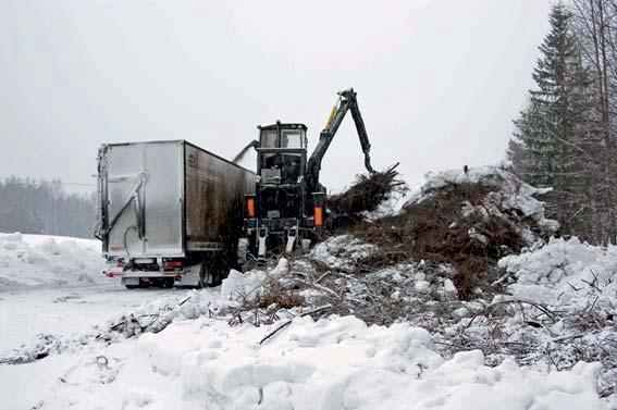 ARBETSRAPPORT FRÅN SKOGFORSK NR 693 2009 Bildtext: Hugglinken isar direkt i istrailern.