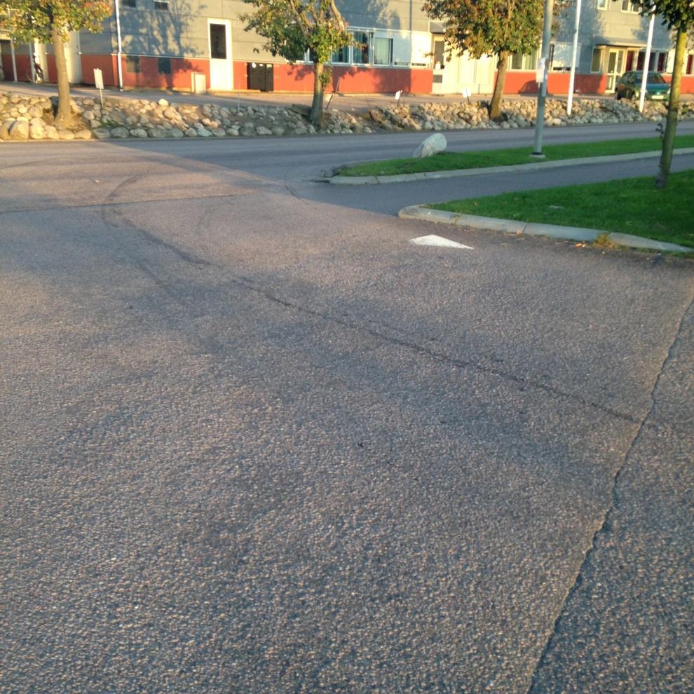 12a. Hantverksgatan Målade hajtänder är bortslitna