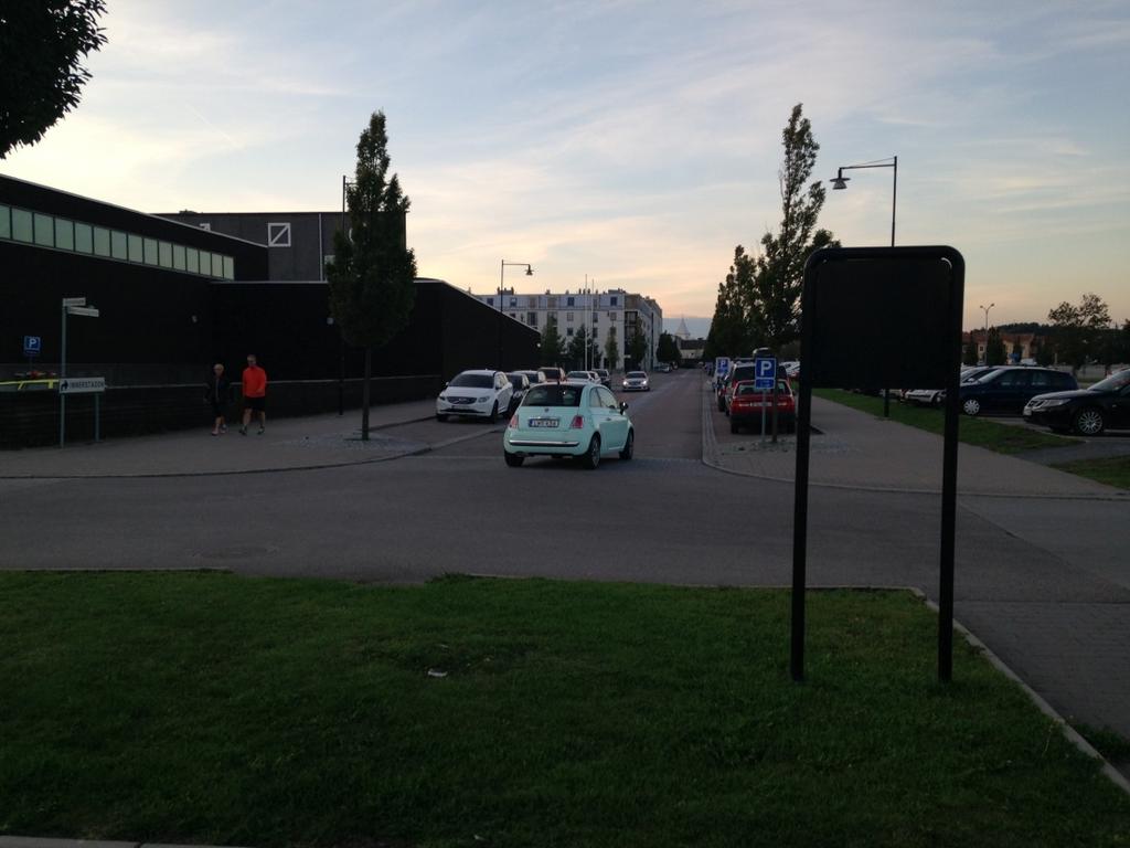 14a. Gymnasiegatan Var ska man cykla? Trafikingenjörerna Platsen kommer att planeras om i samband med byggnation av ny simhall.